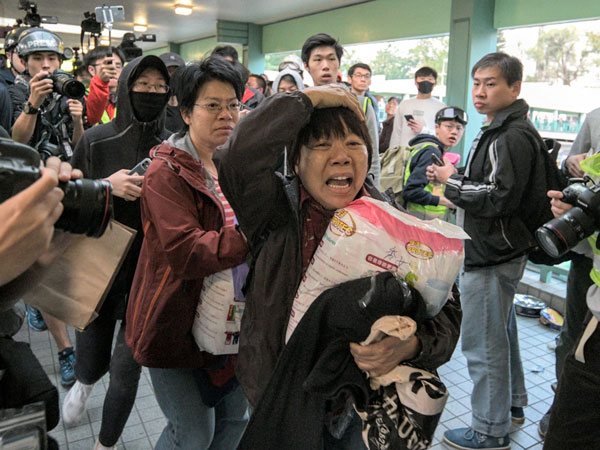 上水示威者包围中国旅客。