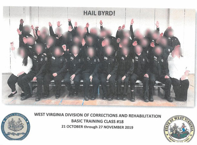 美国狱警培训员在结训照中摆出纳粹手势，相关人员全被解雇。（法新社）