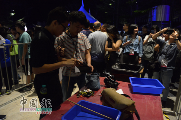 现场保安人员把观众的包包和随身物品彻底检查一遍。