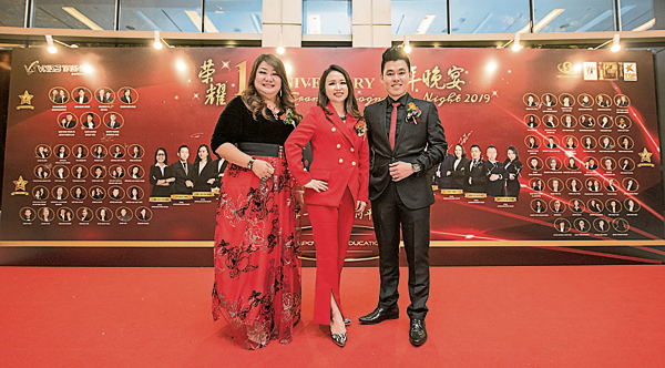 洪俊得博士（右）与两位伙伴Denise Lim博士（左）及Vivian Ker博士在VKids Trend荣耀一周年晚宴上合影。