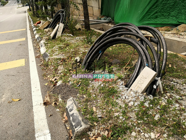 承包商将电缆置放在路旁，有损市容。