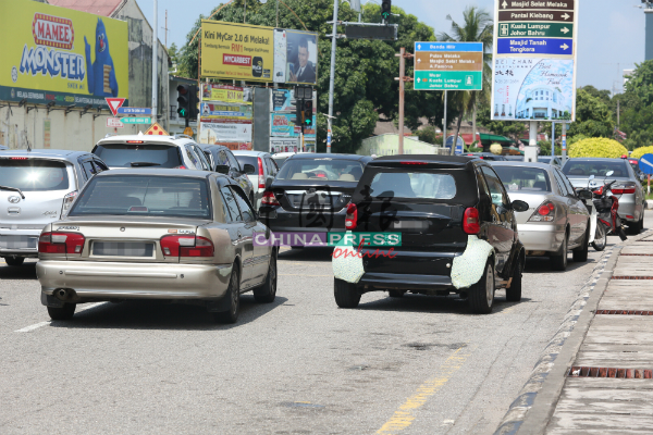 王金辉路常有民众将车辆泊在黄线上，导致从后而来的车辆，被阻挡去路。