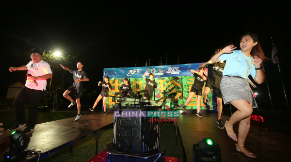 马六甲年少情团康组呈献《Fantastic Baby》舞蹈。
