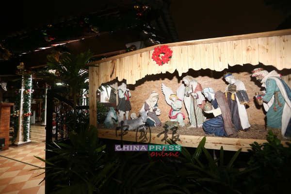 作为天主教徒的村民，每家门前都设有“见证耶稣诞生”的布景板，以纪念圣诞节的意义。