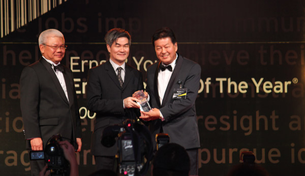 获颁授“2019年永安企业家奖”，对王顺和（右1）而言意义尤为重大，因这肯定了他对国家经济和社会所做出的贡献。