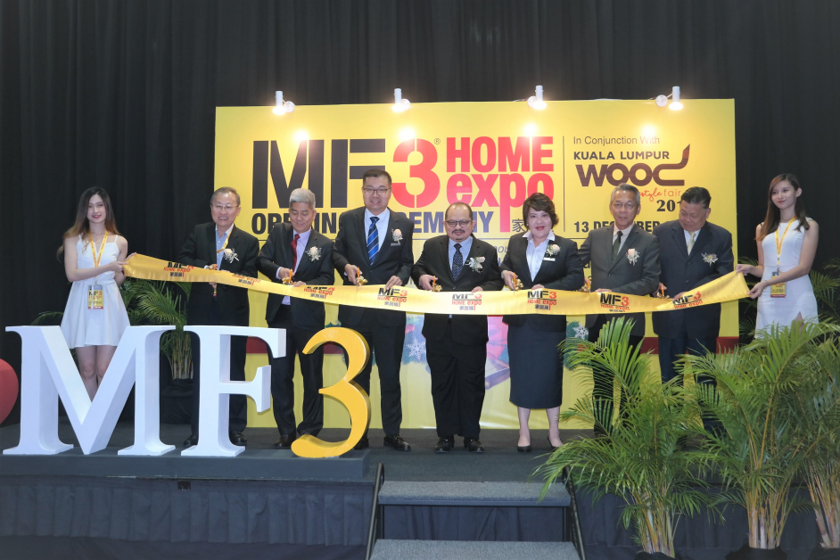 吴明璋（左2起）、邱曜仲、李光森、三苏依斯干达、江金蒂、黄德和陈汉钦，为2019年MF3家居展主持开幕剪彩仪式。