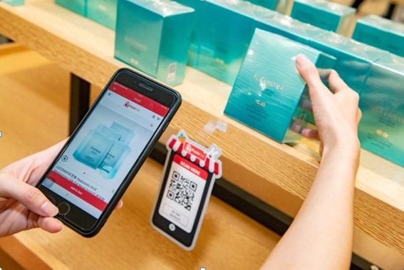 购物者只需用“迅酷宝”扫描商品上的二维码，就可直接下单付款。