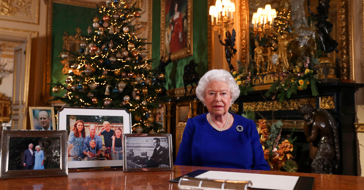 英女王伊丽莎白二世在温莎堡预先录制圣诞节致词，致词画面将于圣诞节在英国广播公司（BBC）第1电视台播出。（美联社）
