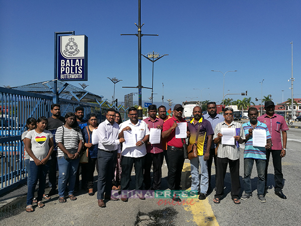沙迪斯（右7）在一众党要与峇眼区印裔非政府组织陪同下，到北海警局报案。