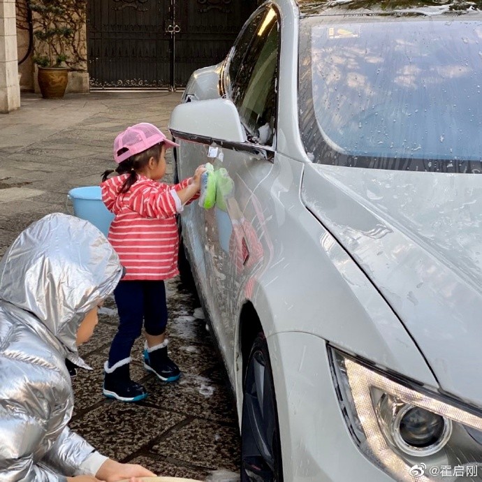 霍启刚分享儿子和女儿帮忙洗车的照片。（图/微博）