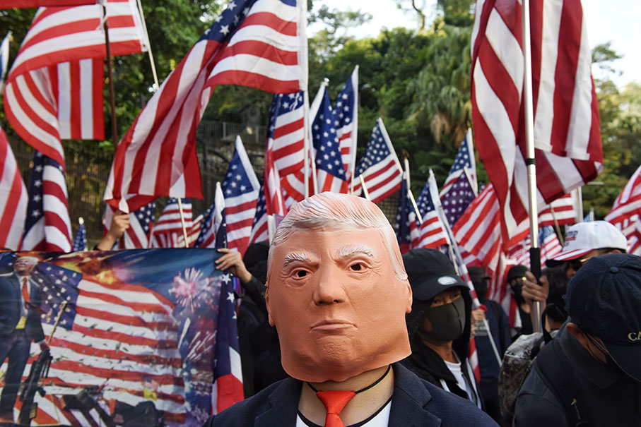 下午约2时，有高举美国国旗的游行队伍鱼贯前进，当中还有人戴上美国总统特朗普的头套参与示威。