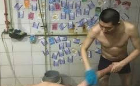 中国有记者一整年拿不到薪水，被迫在下班后去帮人搓澡。（示意图）