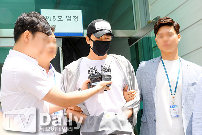 姜至奂因涉嫌强奸及性骚扰两位女工作人员被拘捕。