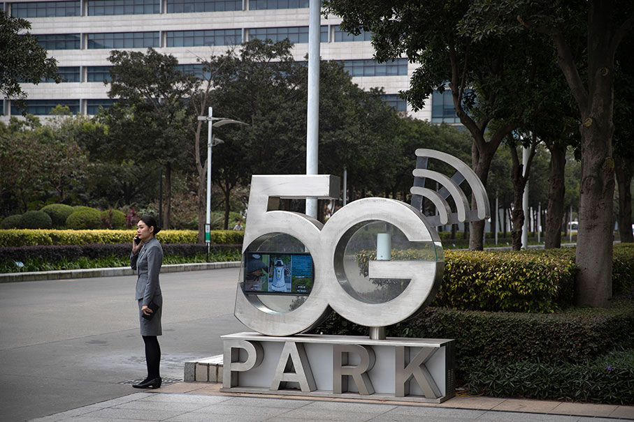 在华为深圳总部的5G公园，一名华为职员在用手机通话。（美联社）