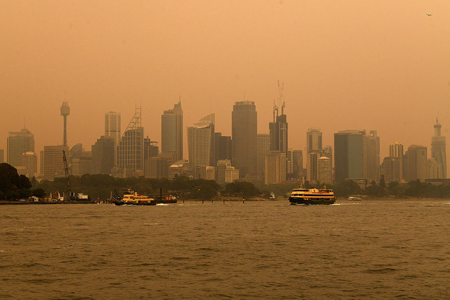 林火持续，烟越来越浓厚，周五悉尼中心商务区天空都是红色。（欧新社）