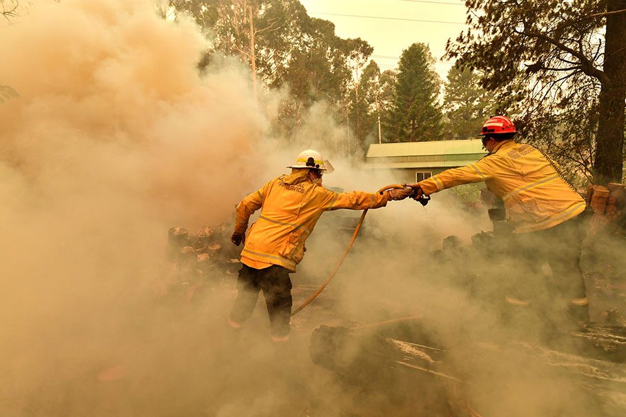 消防员努力扑灭在距离悉尼西南部50公里的韦伦比林火。（欧新社）