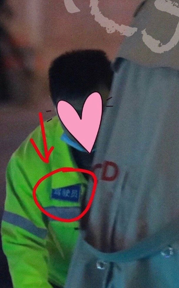 其中一名施救人员带上“驾驶员”牌，网民质疑不是浙江卫视所指的医护人员。