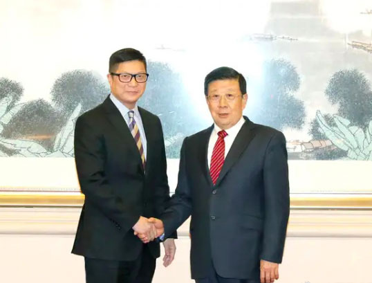 中国公安部部长赵克志（右），周五在北京会见香港新任警务处处长邓炳强（左）。