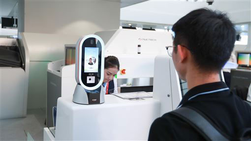 旅客在北京大兴国际机场使用人脸辨识机。