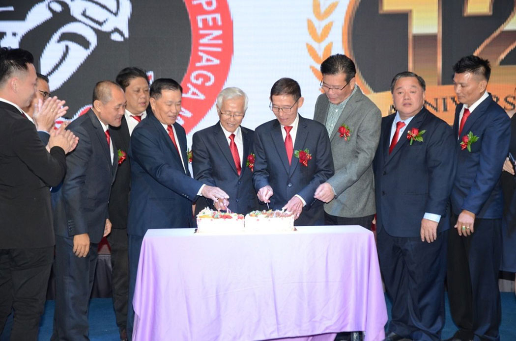黄锋（前排左3起）、杨维益、李泉水和林福财等人，一起切周年庆蛋糕。