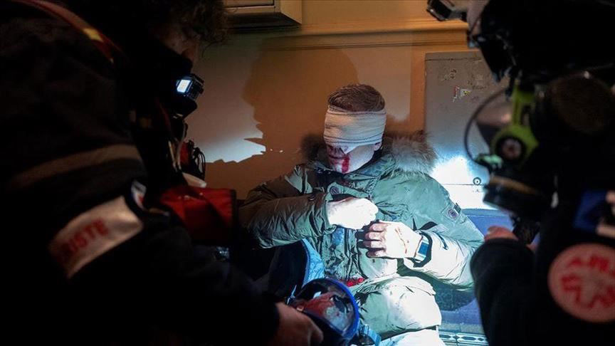 左眼受伤的摄影记者亚尔钦。
