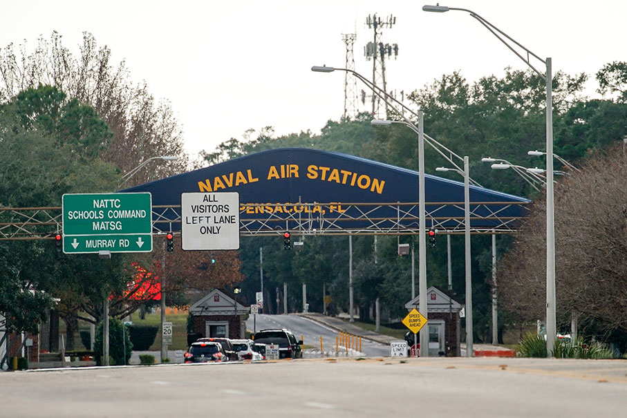 彭萨科拉海军航空基地的大门口。（法新社）