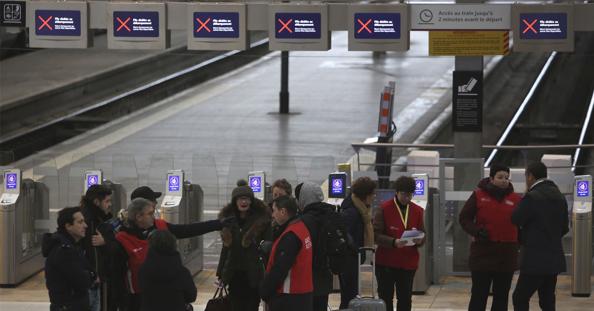 罢工示威活动导致法国火车服务受影响，职员周五在巴黎里昂火车站，向乘客解释火车服务停驶。（美联社）