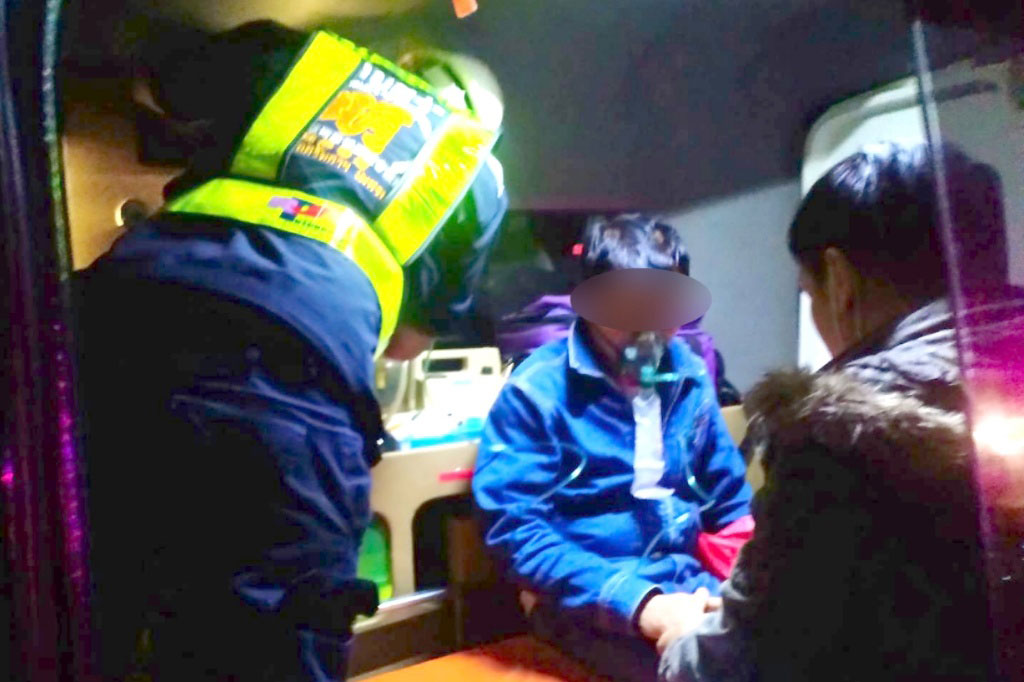 救护人员将三人送院之前，让他们戴上氧气罩输送氧气。（取自泰国媒体）