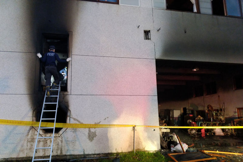 台南市玉井区消防员，在现场救火。