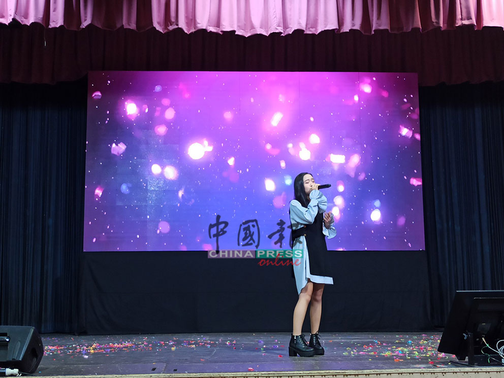 在第二季中国新歌声“海外最具人气学员”的钟灵独中校友陈颖恩，在会上献唱。