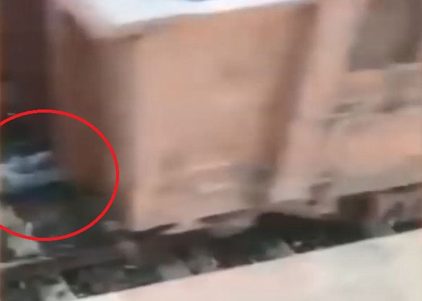 印度少年（红圈）躺铁轨躲火车，奇迹存活。