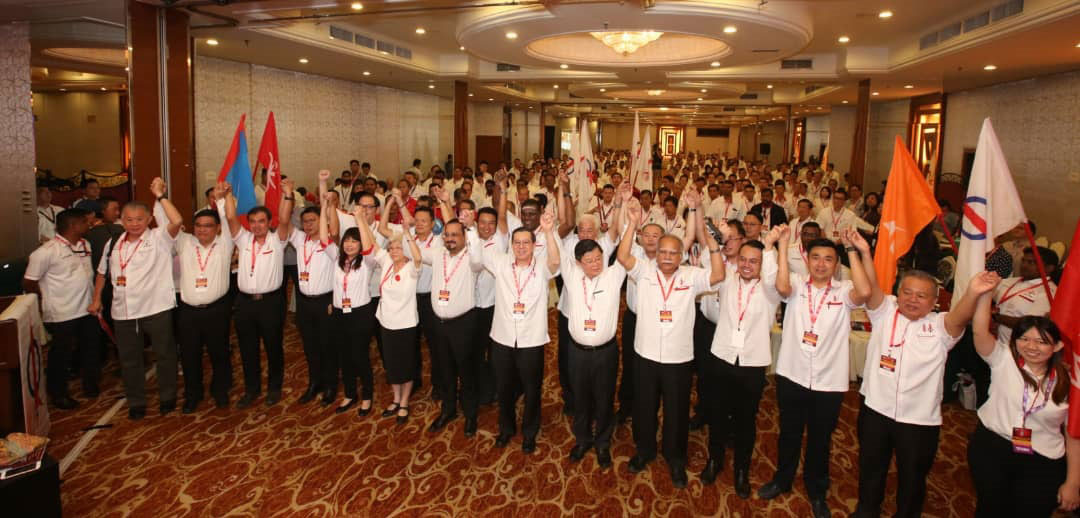 槟州行动党周日召开2019年代表大会，共有376名代表出席；前左8起秘书长林冠英及槟州主席曹观友。 