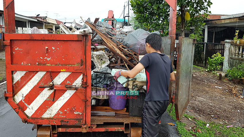 收拾出来的垃圾杂物，已经装满了一辆垃圾车的车斗，足见垃圾数量之多。