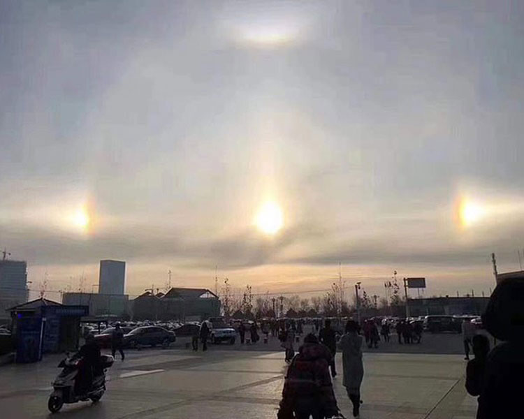 不少市民纷纷拍下天空出现三个“太阳”的奇景。