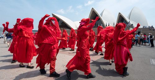 环保团体反抗灭绝 奇招示威 悉尼歌剧院外吓坏游客