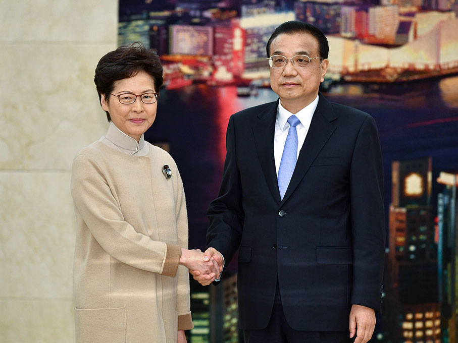 林郑月娥（左）周一在北京人民大会堂与李克强会面。（欧新社）