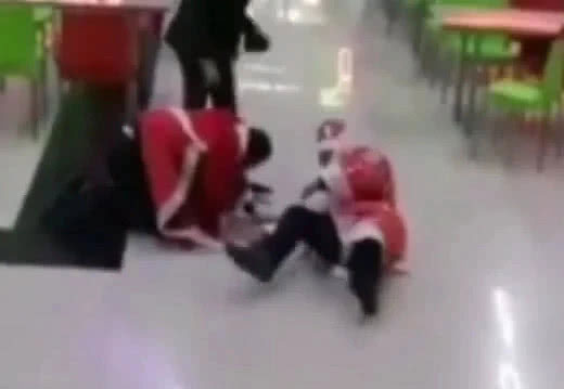 两位圣诞老人竟在公共场合暴力互殴，实在太毁形象了。