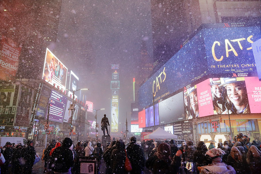 周三位在时报广场的“雪飑”景象。（美联社）