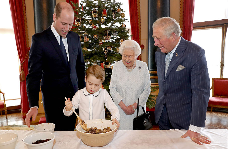 英女王（右2）与王储查理斯（右）、威廉王子（左），一同陪伴乔治小王子制作圣诞布丁。（法新社）