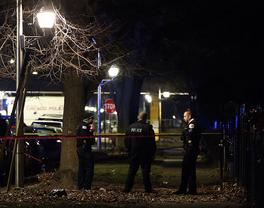 芝加哥警方赶到枪击案现场调查。（美联社）