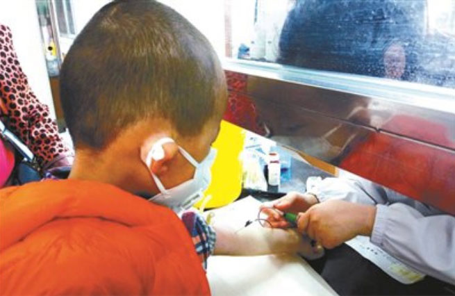 病童润峰（左）接受抗癌治疗。