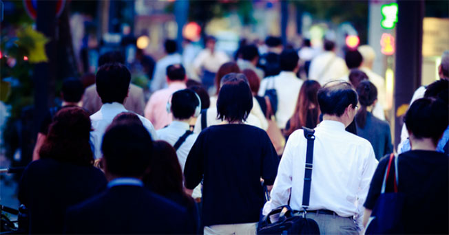 日本年轻人在成长过程中避免与他人交往，同时安于现状的几率要高得多。（示意图）