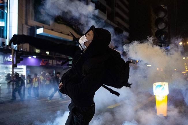 示威者在佐敦拿催泪弹反击警方。（法新社）
