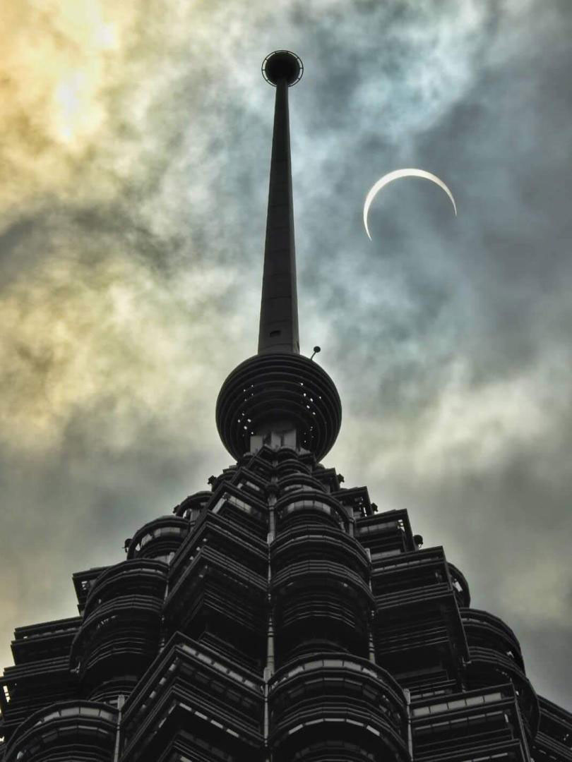 陆维强周四在吉隆坡双塔楼拍下的日食景观。