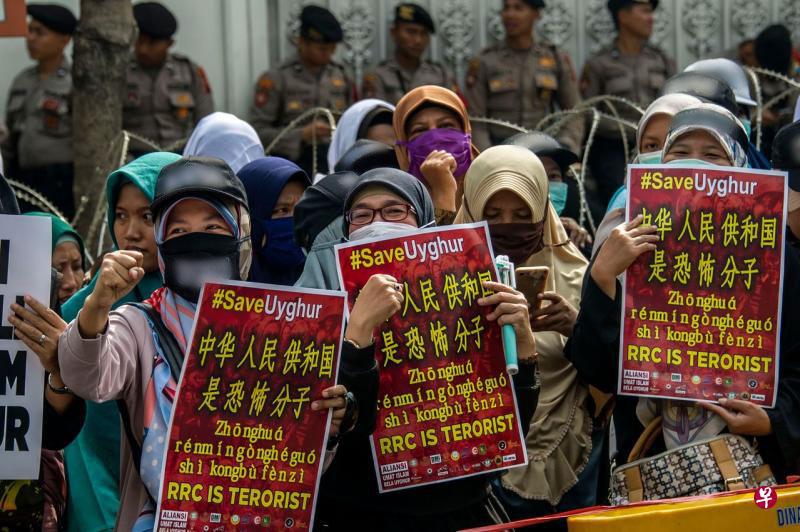 印尼示威者积极学习汉语拼音。（联合早报）