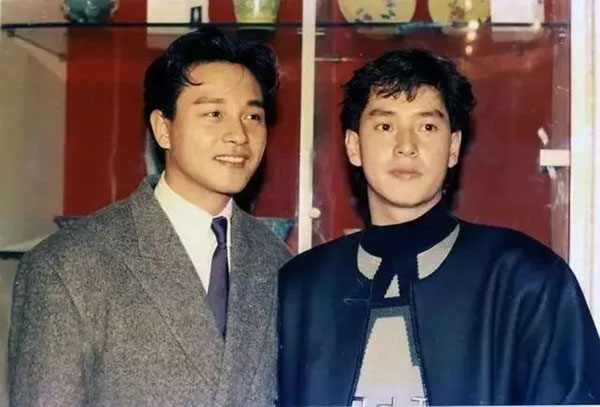 80年代香港乐坛是阿伦和哥哥张国荣之争。
