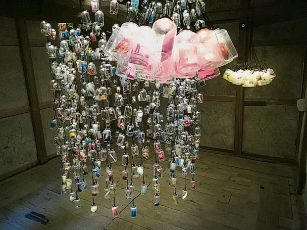 “记忆之瓶”，栗真由美在男木岛的作品，以及瓶子里装载着的物品。 
