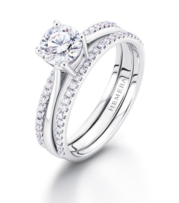  想趁这个圣诞节求婚？这款镶有Hemera钻石的18K白金钻戒，是当仁不让的选择。这个白金钻戒散发的璀璨光芒，象征彼此即将携手开创更美好人生。