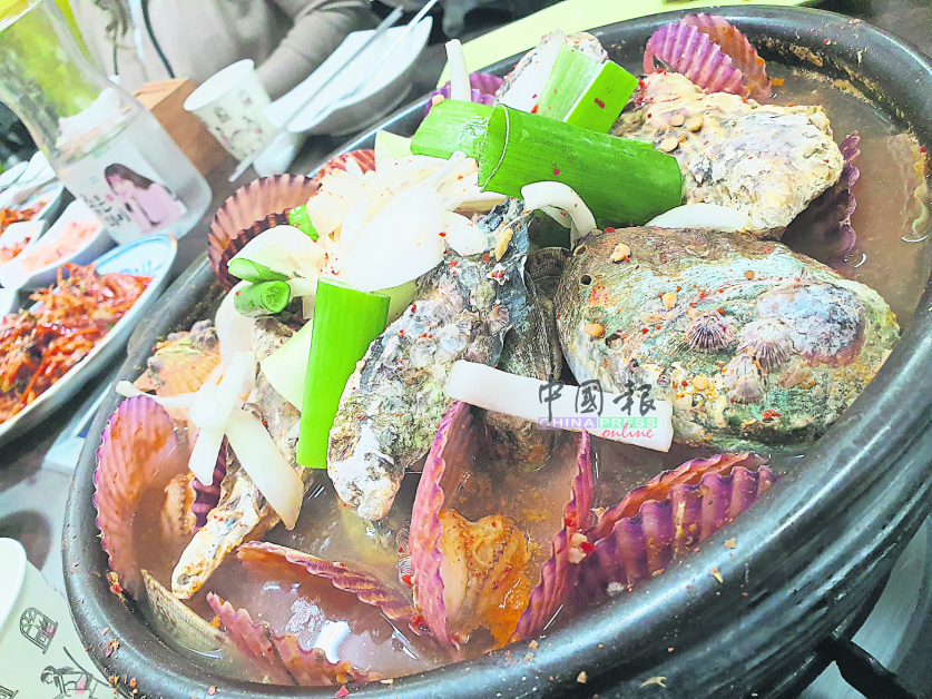 在统营，牡蛎有各式各样的吃法：生吃、凉拌、海鲜锅料理，甚至牡蛎炸物、煎饼到粥品，都能让人吃出独一无二的好滋味。