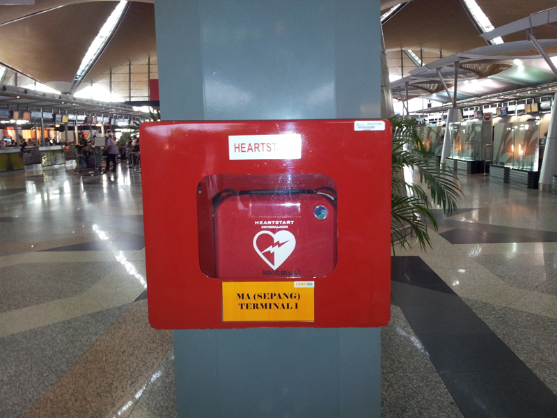 下次在机场、商场或公众场所时，记得留意类似图中所示的“救命箱”！